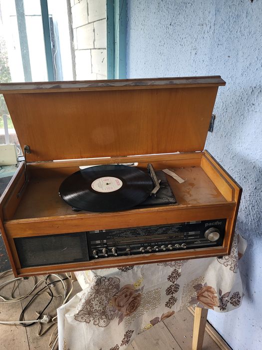 Vand radio cu pick-up,functionabil