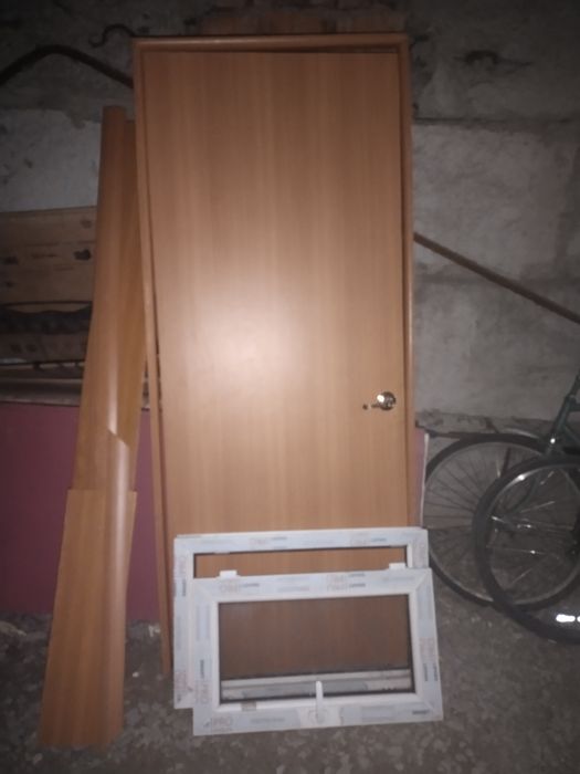 Продам оконную пластиковую раму с дверцей,
