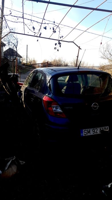Vând două mașini opel corsa b și d