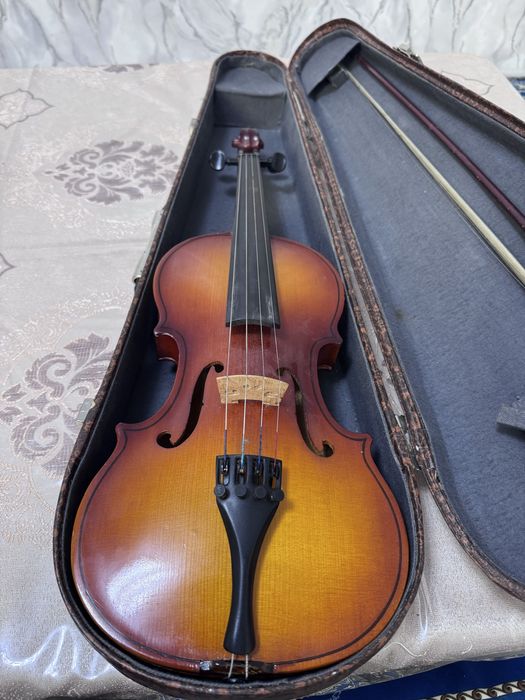 Skripka 4/4 Moskovski Sotiladi Ideal Xolatda yangi Deyarli