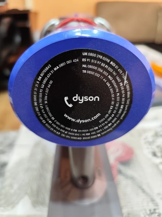 Dyson V8 +зарядно със стойка