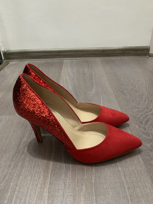 Vând pantofi noi marimea 40