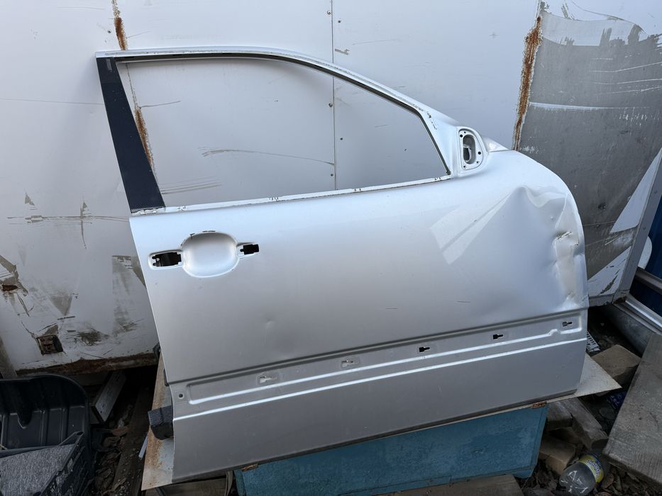 Дверь на лупарик передняя правая
