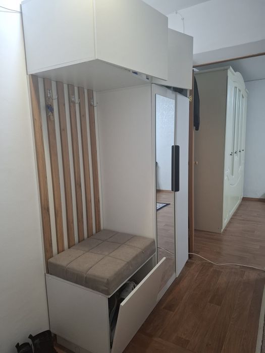 Продам шкаф в прихожую, практически новая