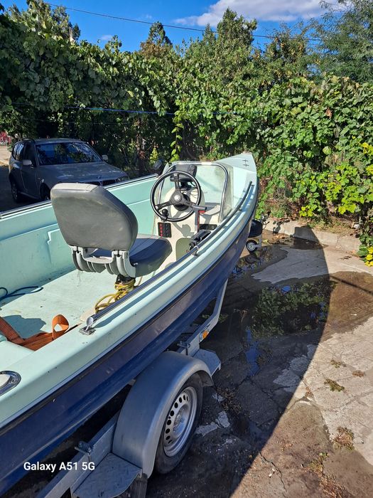 Barca cu motor si peridoc