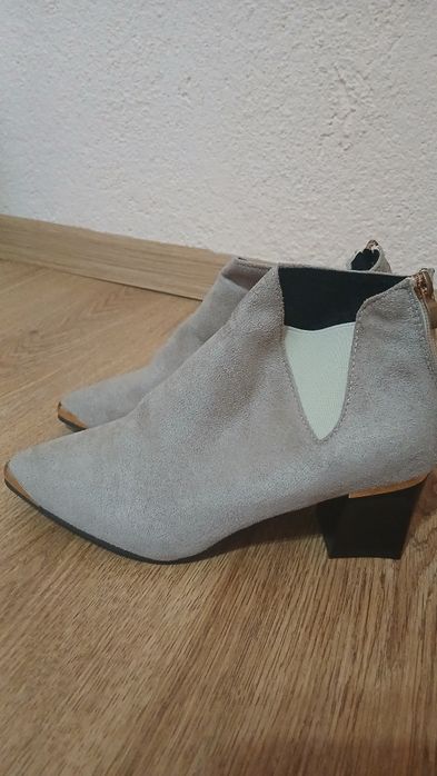 Елегантни бежови боти