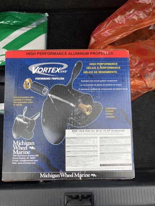 Продам новый винт Шаг-13/d=10 3/8 х 13, RH, с установочным комплектом.