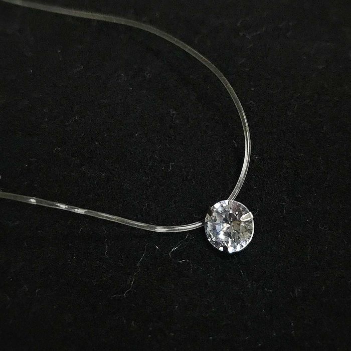 Нежно колие на безцветна корда с камък цирконий нови модели