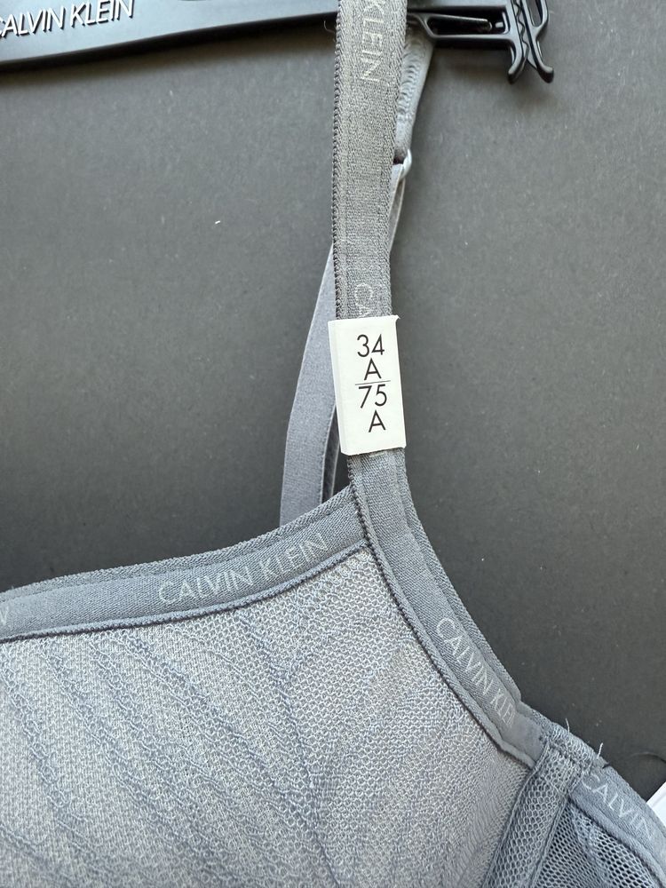 Компликт в сиво сутиен /75A/ и прашки /S/ Calvin Klein