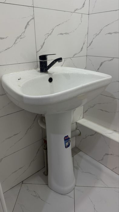 Раковина с пьедесталом в хорошем состоянии