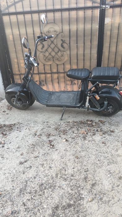 Scuter electric cu funcție bluetooth