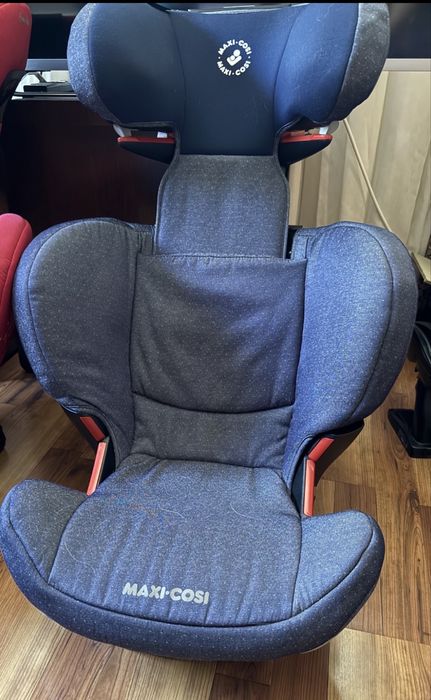 Scaune auto copii Maxi-Cosi Isofix – cu spătar și tetieră reglabilă