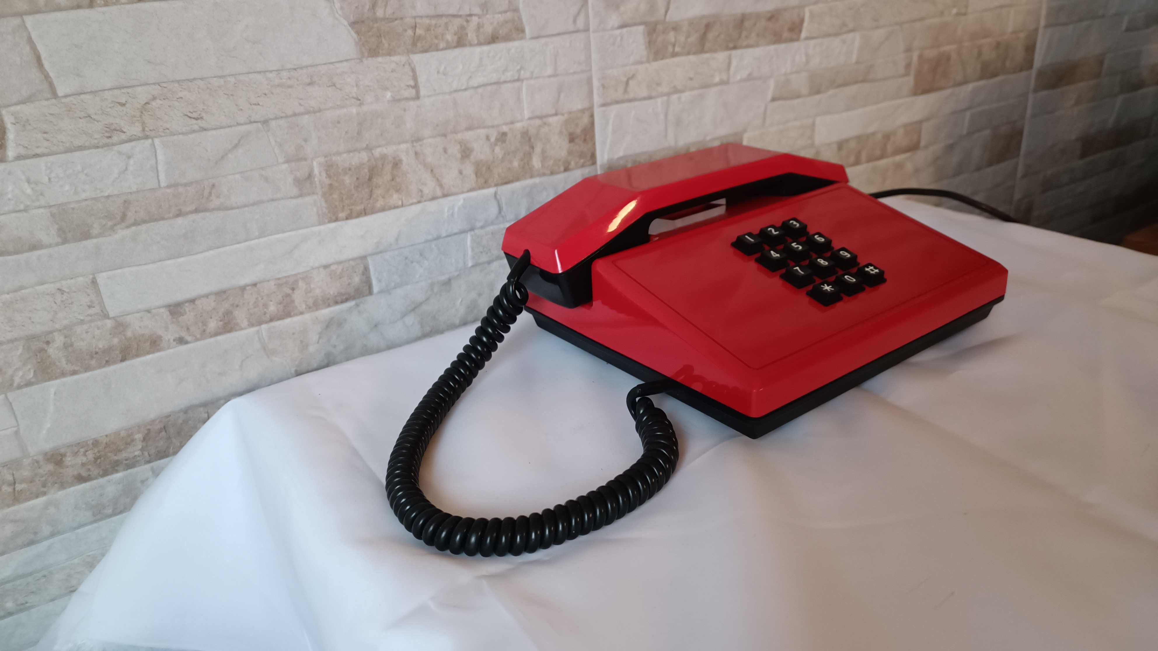 Стар български телефон със слушалка - РЕСПРОМ - ТА-920 - 1988 година