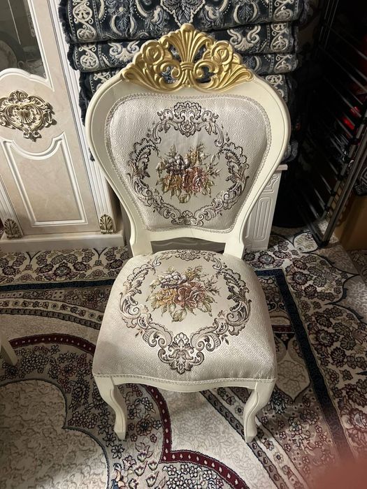 Stol va stullar mexmonhona uchun