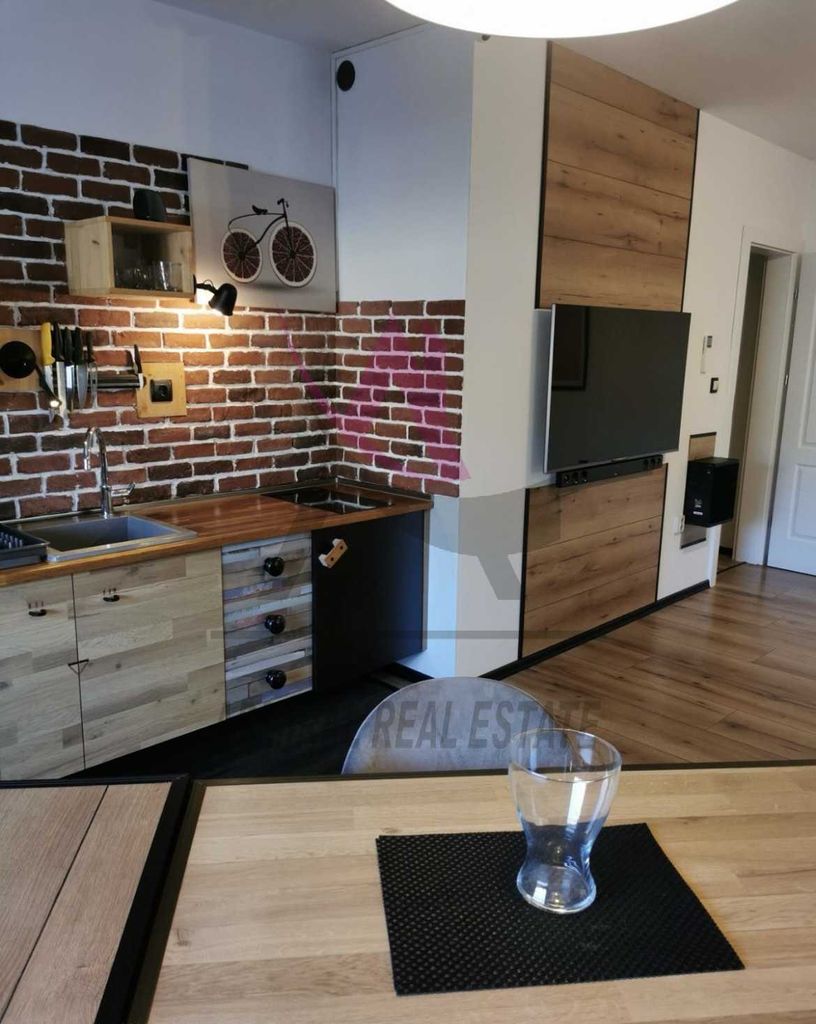 Продава се Тристаен апартамент в Варна, Възраждане 4 - 133 кв.м за 1918 €/кв.м - Снимка #1