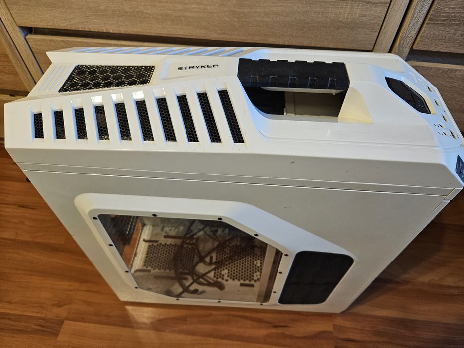 Продавам компютърна кутия Cooler Master Storm Stryker