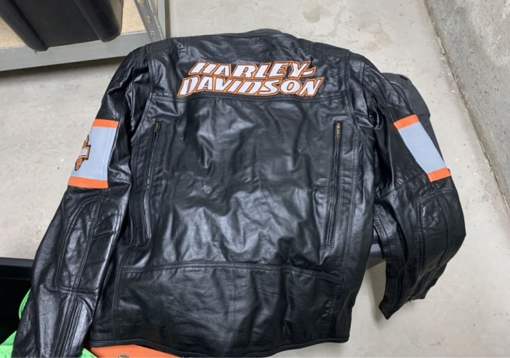 Кожено яке с емблемите на Харли-Дейвидсън (Harley-Davidson)