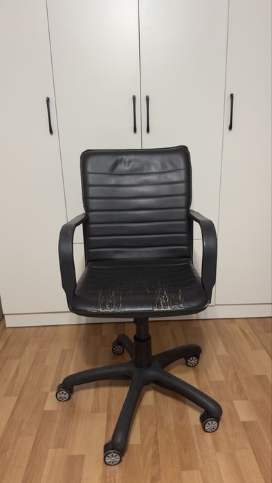 Офисный стул на колесиках