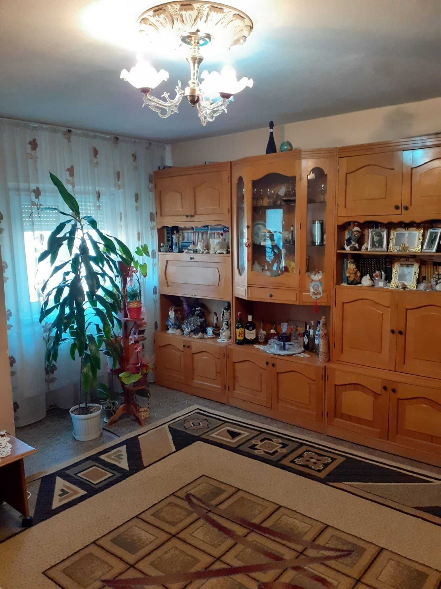 Vand apartament cu doua camere.