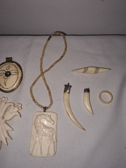 obiecte din fildes, piese vechi , pandantive si plachete sculptate