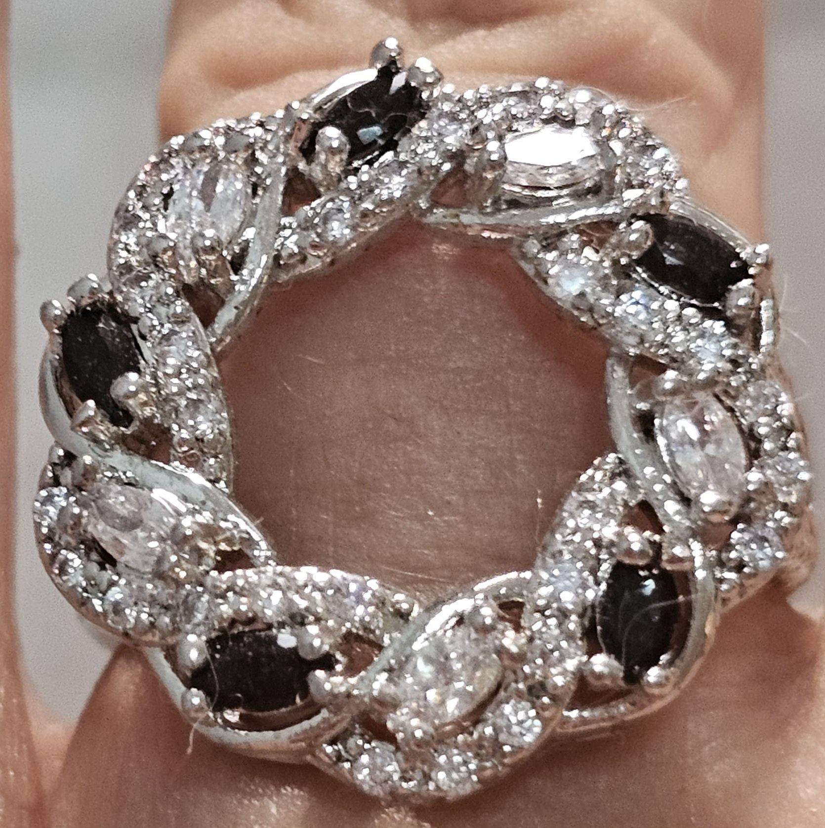 Vând inel dama nou, placat cu argint ștantat 925 model cu pietre
