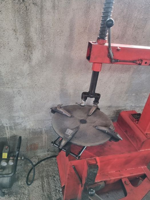 Машина за монтаж и демонтаж ма гуми