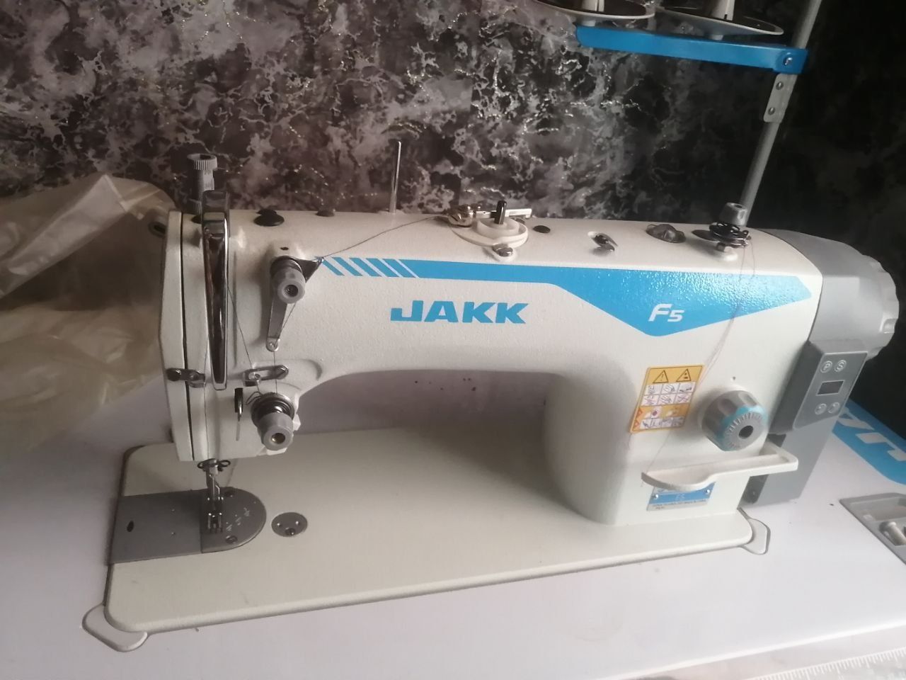 JAKK tikuv mashinasi F5 srochni sotiladi