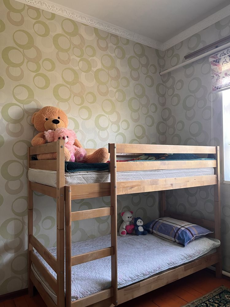 Продаю двухьярусную кровать из дерева.В хорошем состоянии.