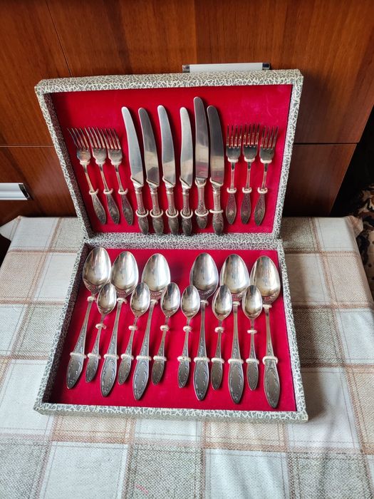 Продам столовые приборы на 6 персон, 24 предмета.