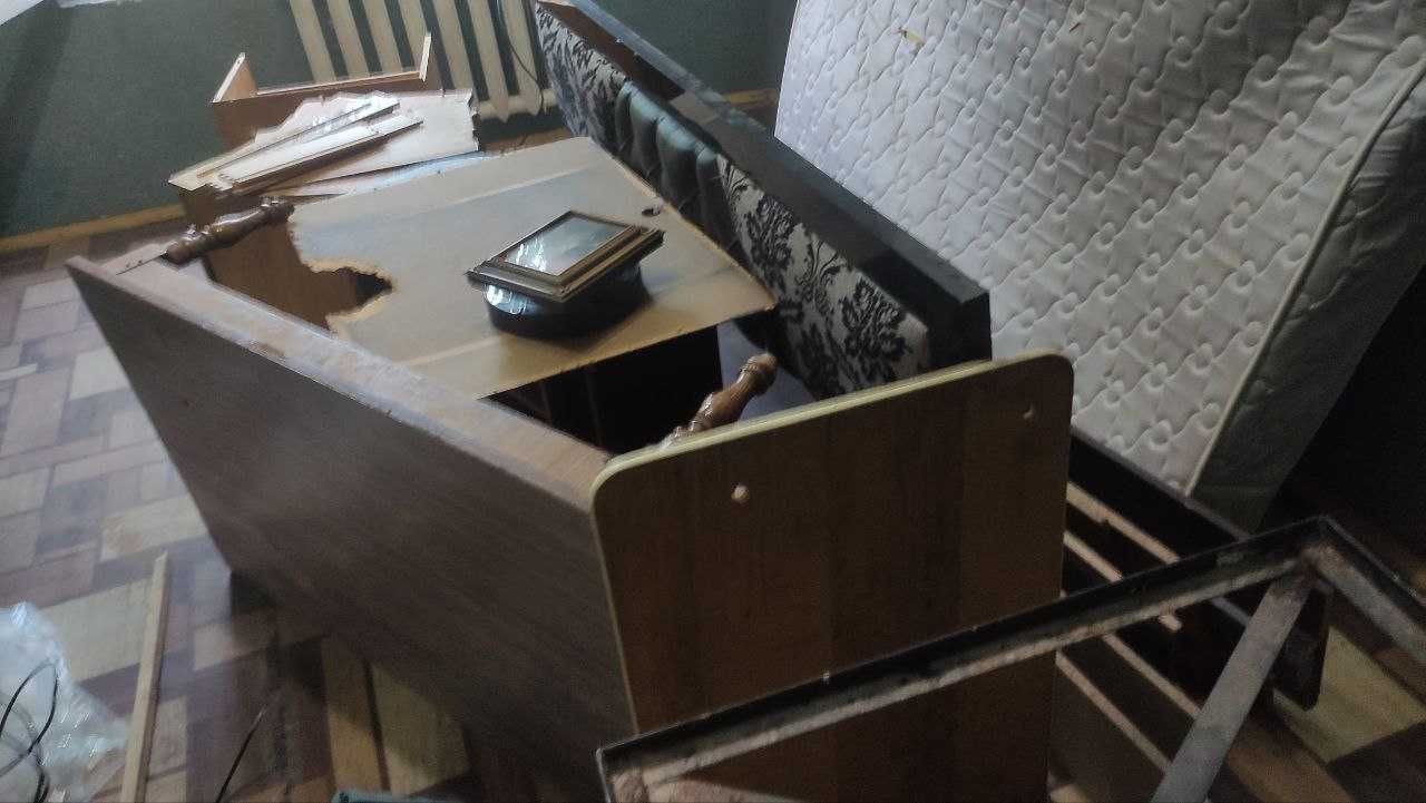 Eski taxta, yogʻoch, temir materiallar sotiladi.