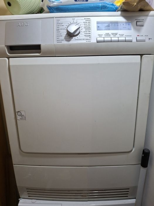 Продавам сушилня AEG