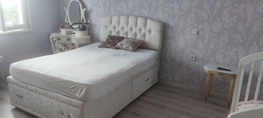 Тапицирана спалня с табла