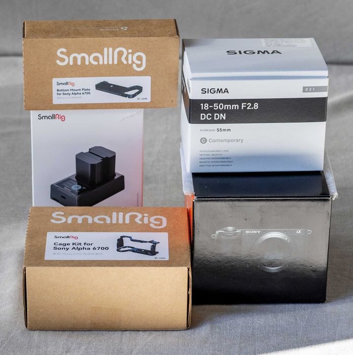 Продавам Sony A6700 + Sigma 18-50/2.8 +Smallrig аксесоари