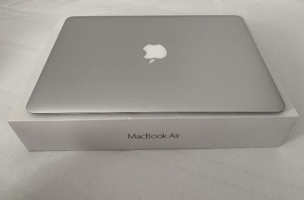 MacBook Air 13” (8GB RAM) - Perfect pentru munca si divertisment!