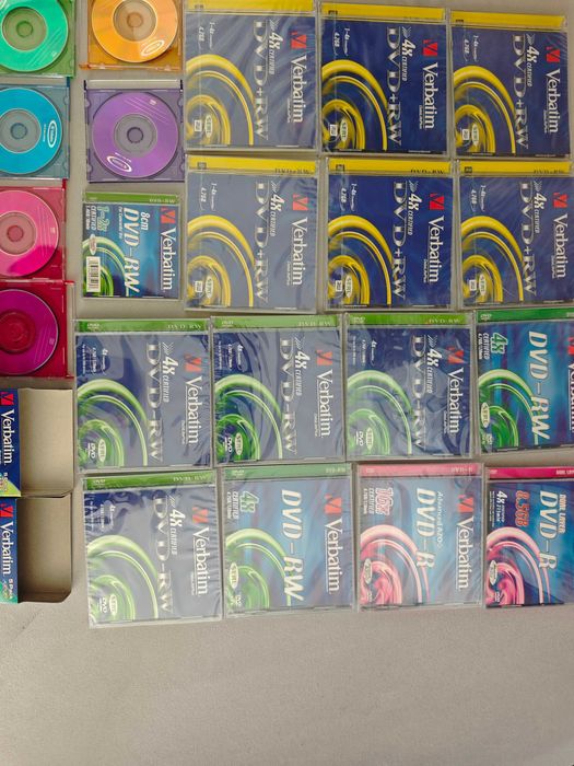 Празни ДВД DVD disk дискове и празни кутии за ДВД DVD disk дискове