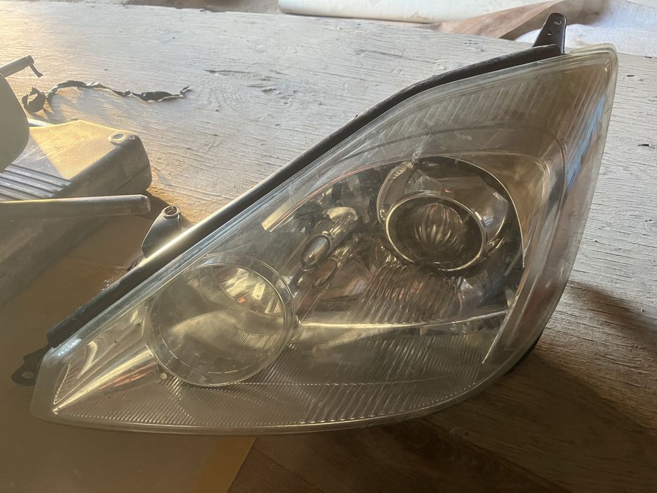 Фар левый тойота синнна