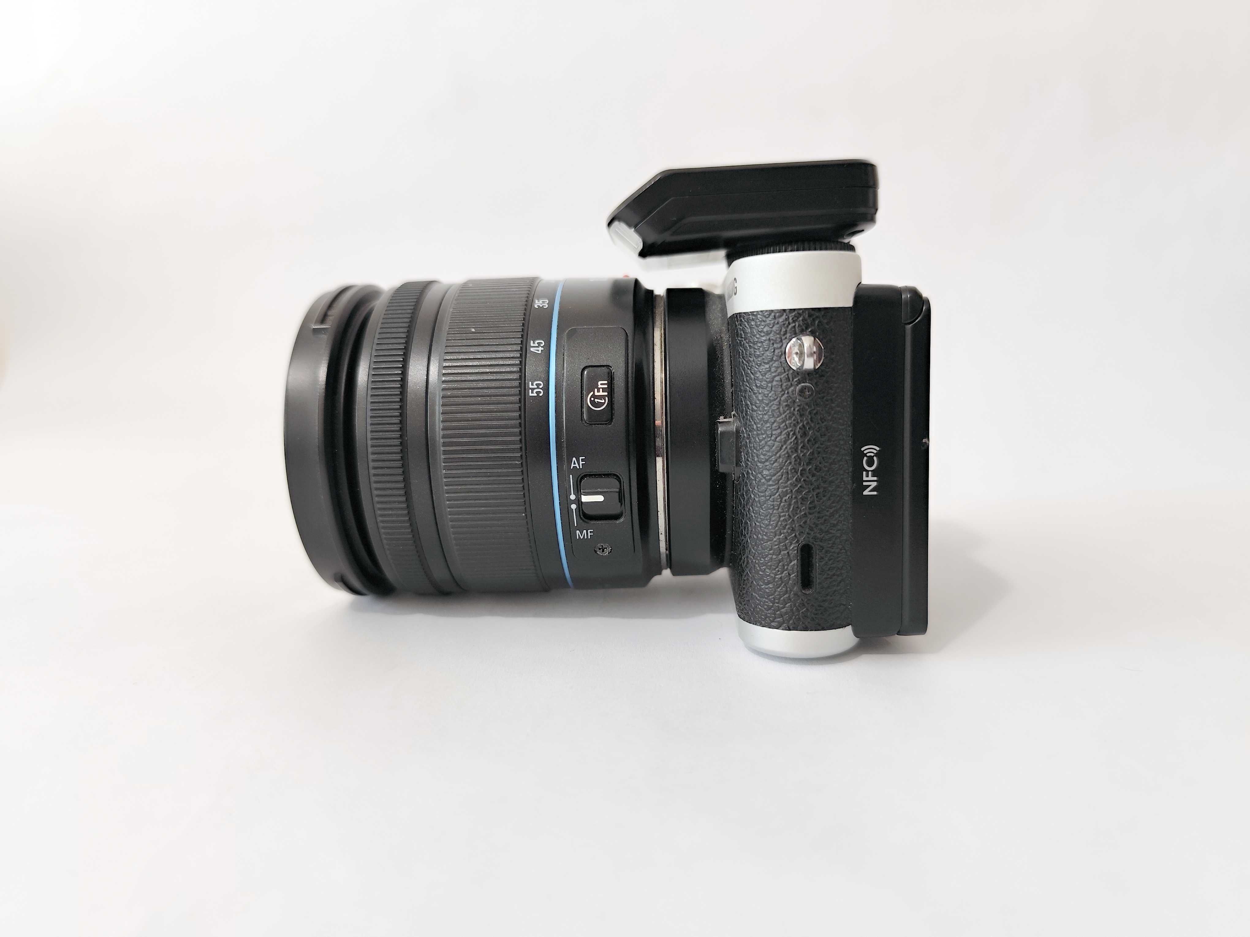 Фотоапарат Samsung NX300M - 20.3 mp, отлично състояние, малък статив