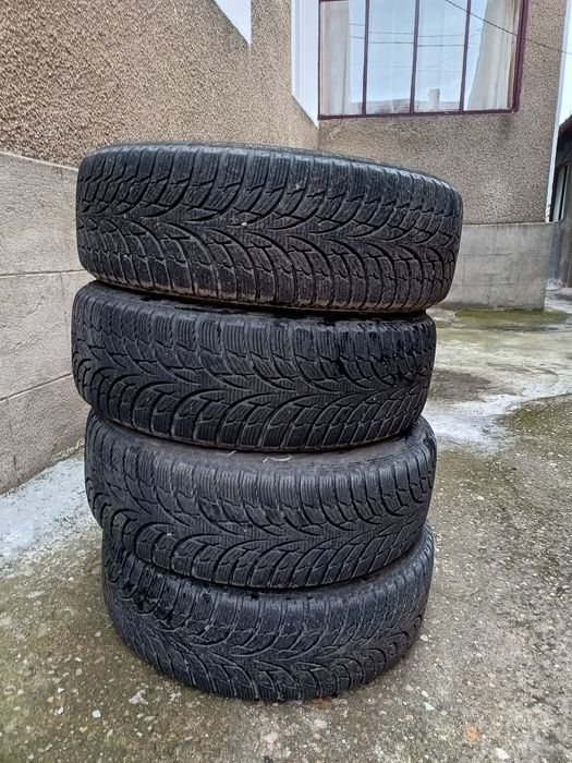 Vând cauciucuri cu geanta