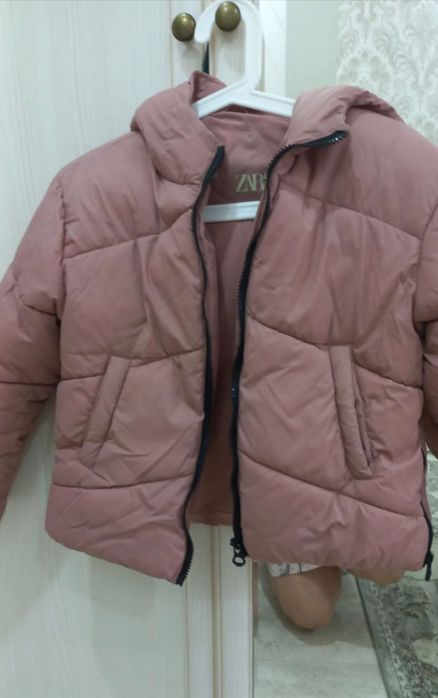 Куртки на девочку,Зара,состояние новые