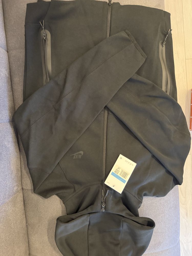 Trening Nike Tech Fleece - Mărimea M - Nou, Nepurtat