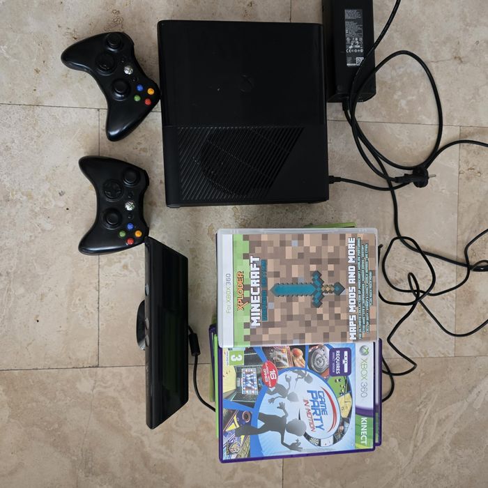 Xbox 360 Kinect cu 2 controlere