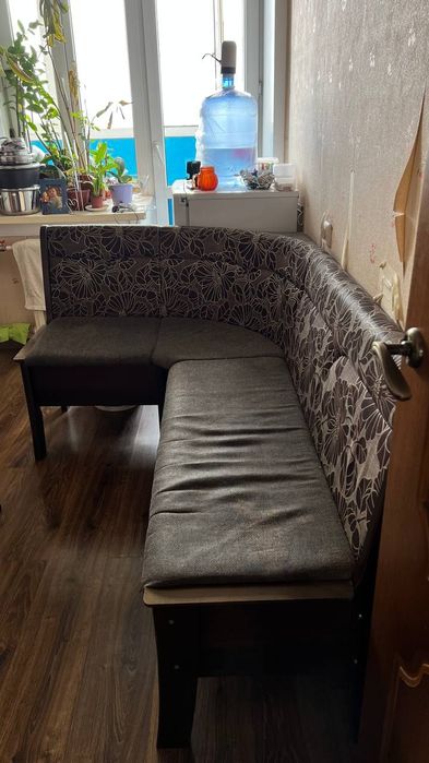Отдам бесплатно угловой диван с ящиками для хранения на кухню