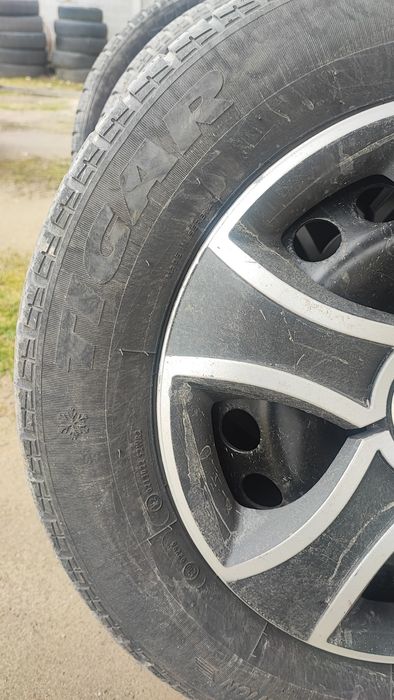 Vând anvelope de iarna + jante tabla 15