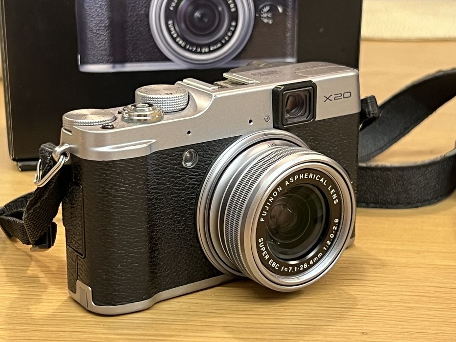 Fujifilm X20 – compact premium, stare excelentă + accesorii