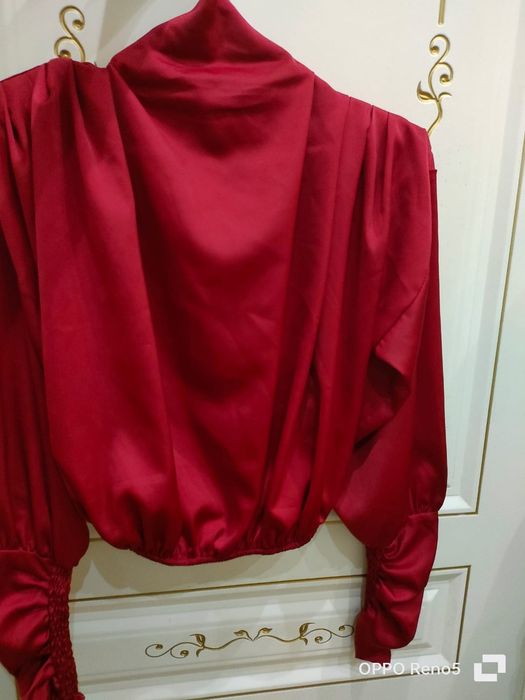 Атлас блузка  красный