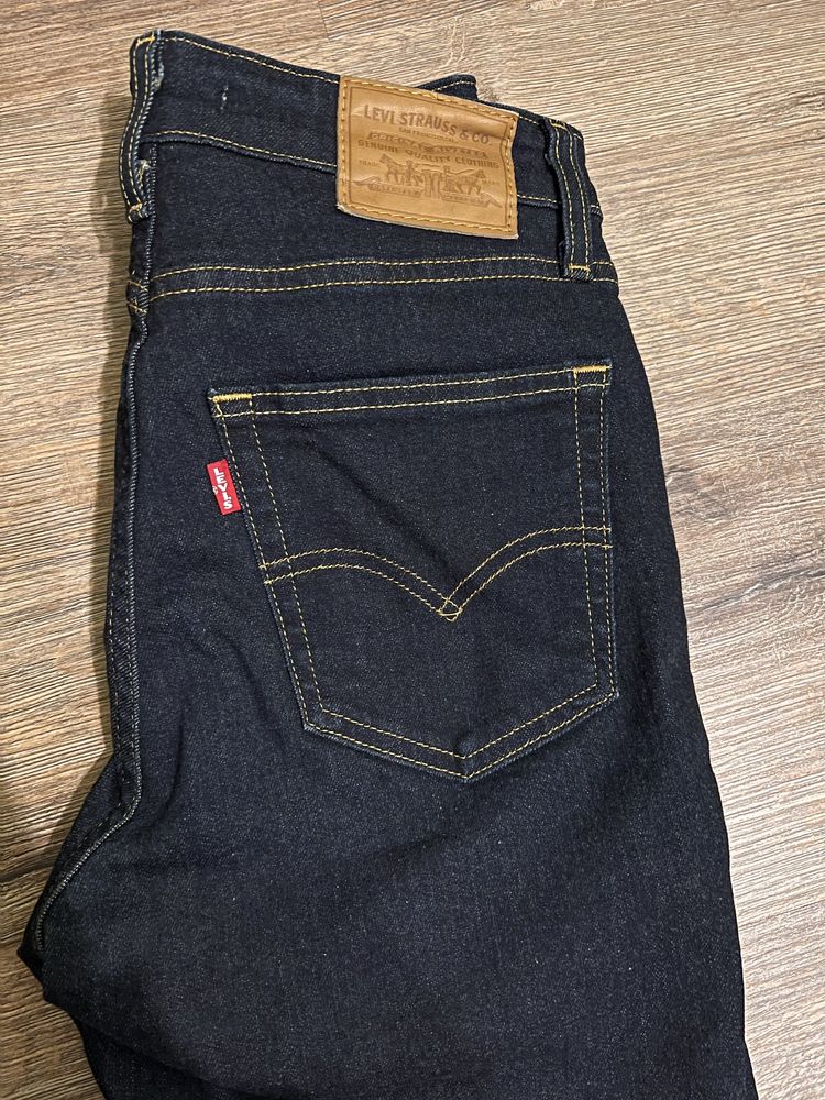 Суичър  Tommy Hilfiger Дънки Levis