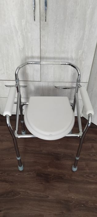 Кресло туалет для людей с ограниченными возможностями