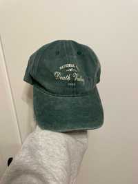 Зелена шапка с козирка