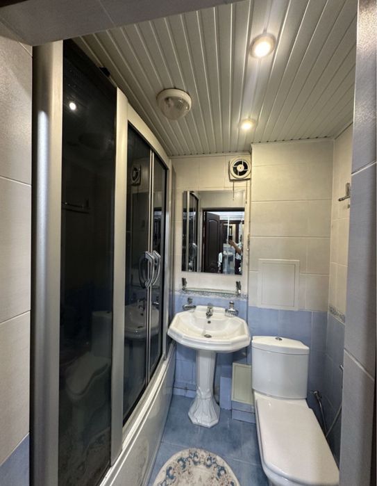 Срочно продаётся квартира Метро Мирзо Улугбек 9-квартиил кирпич 2/6 ба