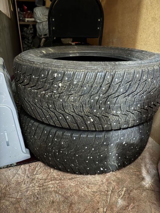 зимнее колесо с шипами почти новая